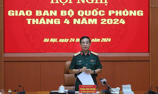 Đại tướng Phan Văn Giang - Ủy viên Bộ Chính trị, Phó Bí thư Quân ủy Trung ương, Bộ trưởng Bộ Quốc phòng, phát biểu tại Hội nghị. Ảnh: Bộ Quốc phòng