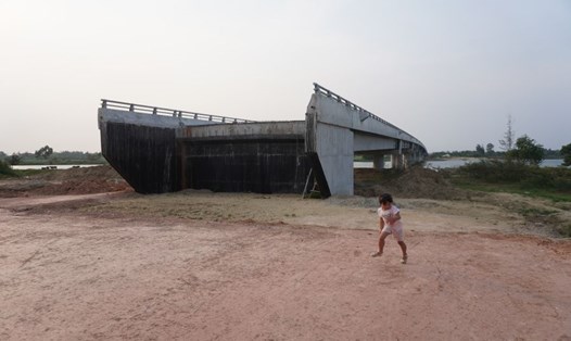 Cầu Cửa Lở thuộc tuyến đường ven biển Dung Quất - Sa Huỳnh hiện đang dang dở, không có nhân lực thi công. Ảnh: Viên Nguyễn