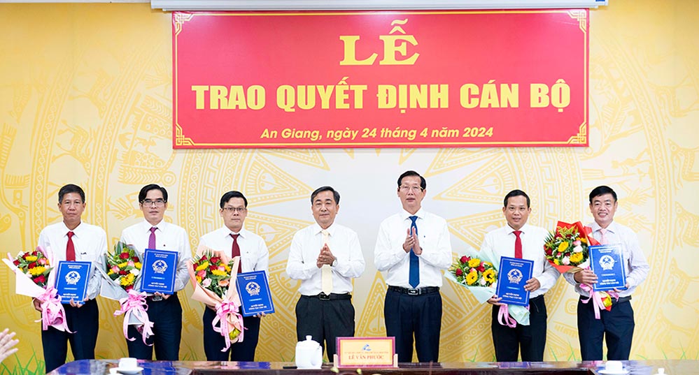 Phó Chủ tịch UBND tỉnh An Giang Lê Văn Phước và Trưởng ban Tổ chức Tỉnh ủy An Giang Ngô Hồng Yến trao quyết định công tác cán bộ. Ảnh: Trung Hiếu