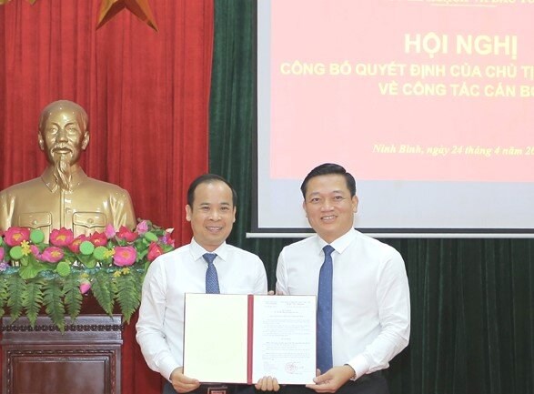 Ông Nguyễn Cao Sơn, Phó Chủ tịch UBND tỉnh trao Quyết định bổ nhiệm cho ông Dương Đức Quân. Ảnh: Quỳnh Trang 