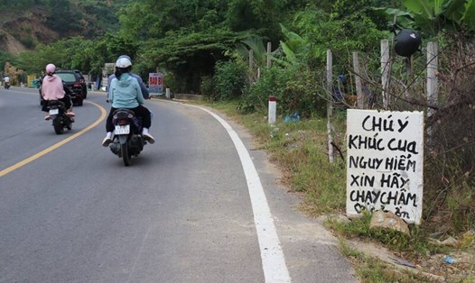 Người dân xã Hòa Bắc, huyện Hòa Vang, TP Đà Nẵng tự viết bảng cảnh báo giao thông cho người đi đường. Ảnh: Nguyễn Linh