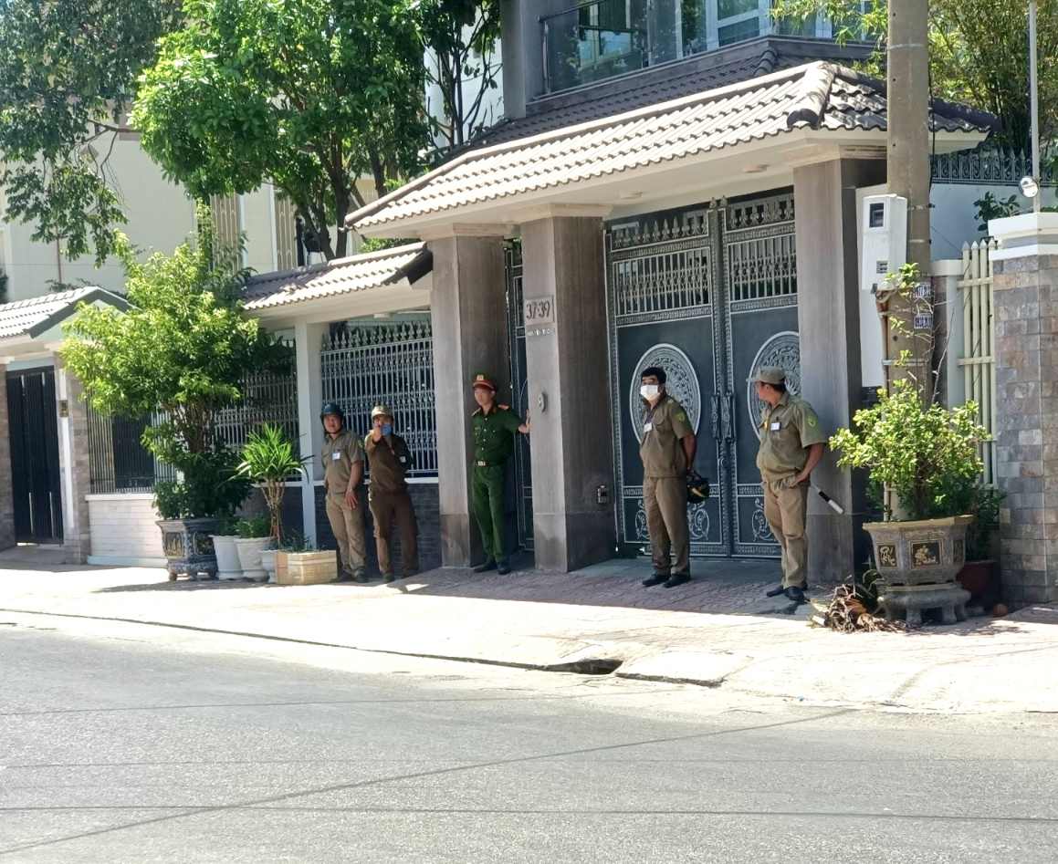 Lực lượng bảo vệ trước nhà ông Phương và chỉ tay khi thấy có người chụp ảnh mặc dù đứng ở khoảng cách xa. Ảnh: Phan Thành