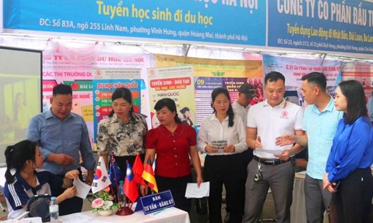 Phiên giao dịch việc làm tổ chức tại Trường THPT Sơn Nam (Sơn Dương, Tuyên Quang) thu hút hơn 1.300 người lao động tham dự. Ảnh: Nguyễn Tùng