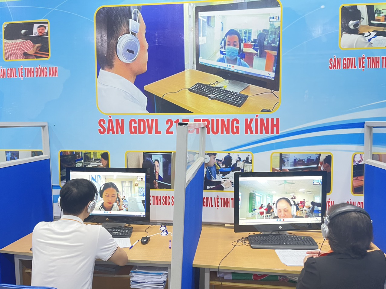 Người lao động tìm kiếm việc làm trực tuyến. Ảnh: Hạnh An.