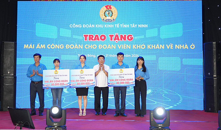 Trao tặng 3 căn nhà Mái ấm Công đoàn cho đoàn viên có khó khăn về nhà ở, mỗi căn 80 triệu đồng. Ảnh: Phương Dung