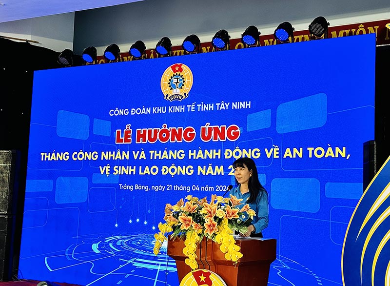 Bà Nguyễn Thị Kim Liên – Chủ tịch Công đoàn Khu kinh tế Tây Ninh phát biểu tại buổi lễ. Ảnh: Phương Dung