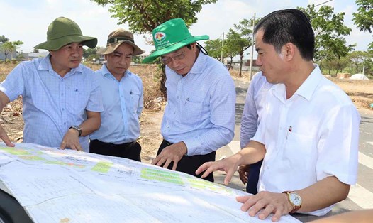 UBND tỉnh Đồng Nai khảo sát 3 khu tái định cư và nhà ở xã hội dự án cao tốc Biên Hòa - Vũng Tàu. Ảnh: HAC