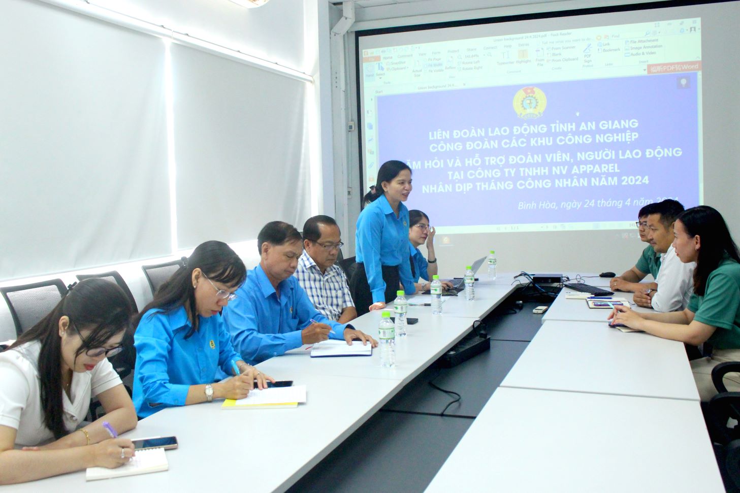 LĐLĐ tỉnh An Giang thành lập 2 đoàn công tác do phó Chủ tịch Phan Thị Diễm và Nguyễn Hữu Giang dẫn đầu đi thăm hỏi và tặng quà cho đoàn viên, người lao động có hoàn cảnh khó khăn... dịp Tháng Công nhân 2024. Ảnh: Lâm Điền