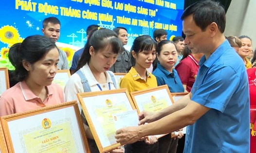 Phó Chủ tịch Thường trực LĐLĐ tỉnh Thái Bình Nguyễn Thái Dương trao khen thưởng cho công nhân lao động tiêu biểu. Ảnh: Bá Mạnh