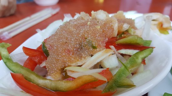 Trứng cá chuồn cũng có thể để sống trộn cùng salad. Ảnh: Tripadvisor