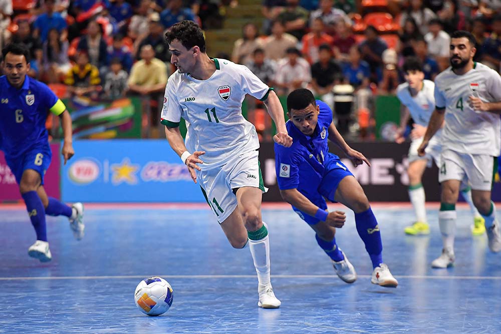 Tuyển futsal Iraq (áo trắng) nhập cuộc chủ động trước Thái Lan. Ảnh: AFC