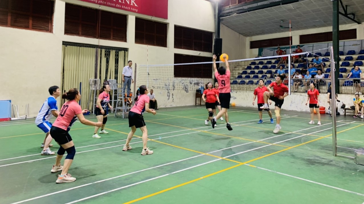 Giải bóng chuyền hơi nam, nữ CNVCLĐ thành phố Hoà Bình năm 2024 được diễn ra trong 2 ngày 24 và 25.4.2024. Ảnh: Văn Nga