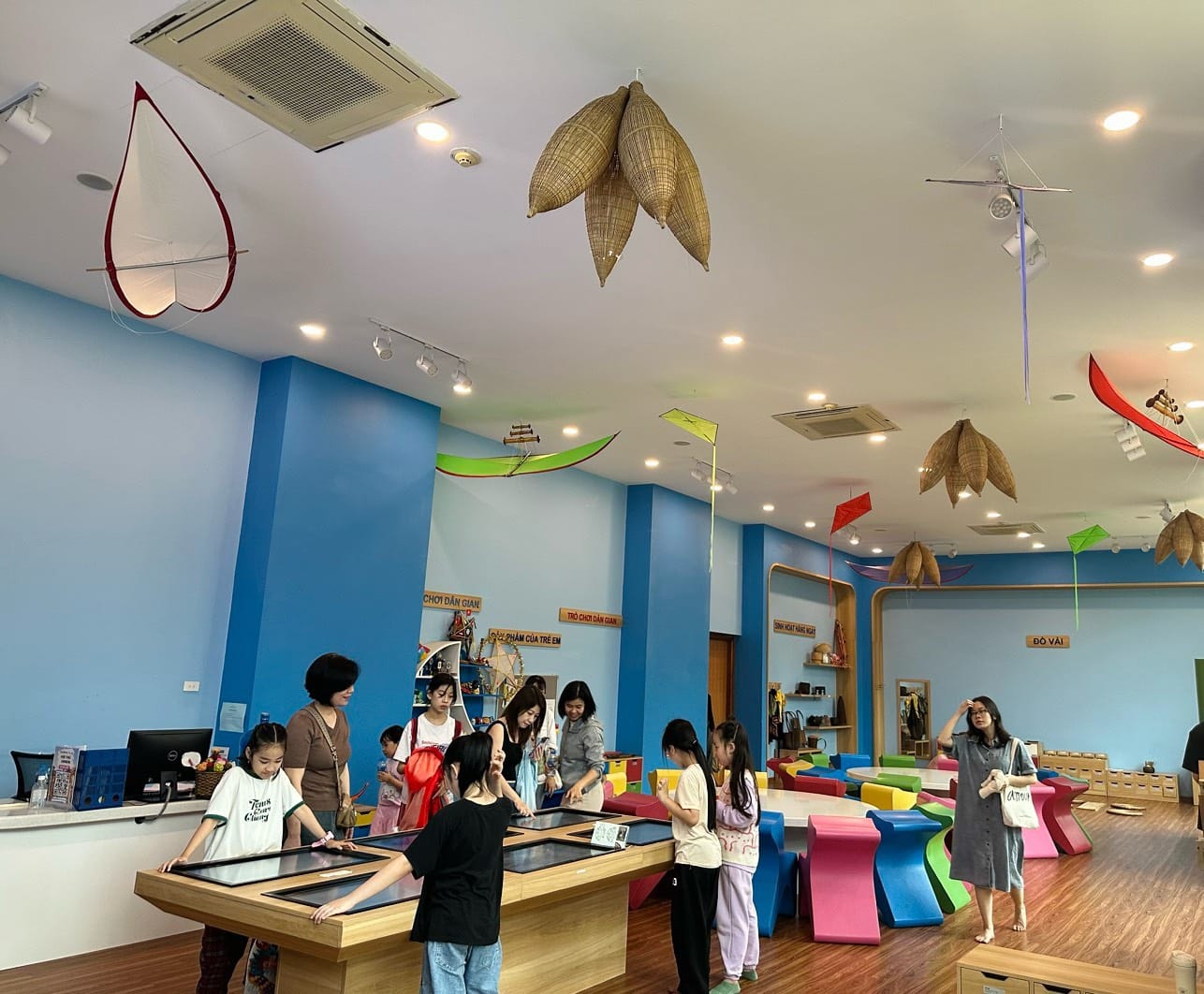 Bảo tàng Dân tộc học Việt Nam là địa điểm lý tưởng cho trẻ tham gia nhiều hoạt động vui chơi mà vẫn được biết về lịch sử. Vào những ngày lễ lớn của dân tộc, tại đây thường tổ chức các chương trình thú vị như múa rối nước, múa rối cạn, trò chơi dân gian,... để tái hiện quảng bá văn hóa truyền thống Việt Nam. Ngoài ra, bảo tàng cũng trưng bày nhiều tranh ảnh, hiện vật độc đáo khơi gợi sự tò mò, khám phá của trẻ. Ảnh: Bảo tàng Dân tộc học Việt Nam - Vietnam Museum of Ethnology