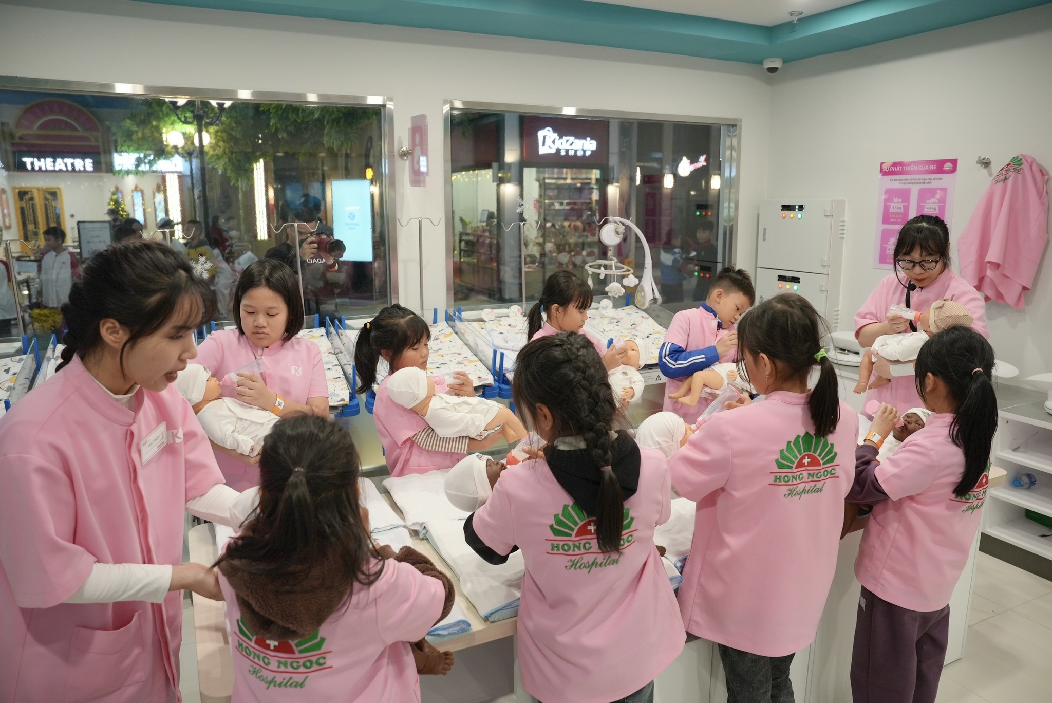 Nằm trong tòa nhà Lotte Mall Tây Hồ (đường Võ Chí Công, quận Ba Đình) KidZania là công viên hiếm hoi không chỉ nhằm mục đích giải trí mà còn để giáo dục trẻ. Các bé từ 4 đến 15 tuổi sẽ được thử sức làm nhiều nghề nghiệp khác nhau như đầu bếp, cảnh sát, bác sĩ... từ đó phát hiện được đam mê cũng như năng khiếu của bản thân, giúp bố mẹ phần nào định hướng nghề nghiệp tương lai cho con cái. Ảnh: KidZania Hà Nội