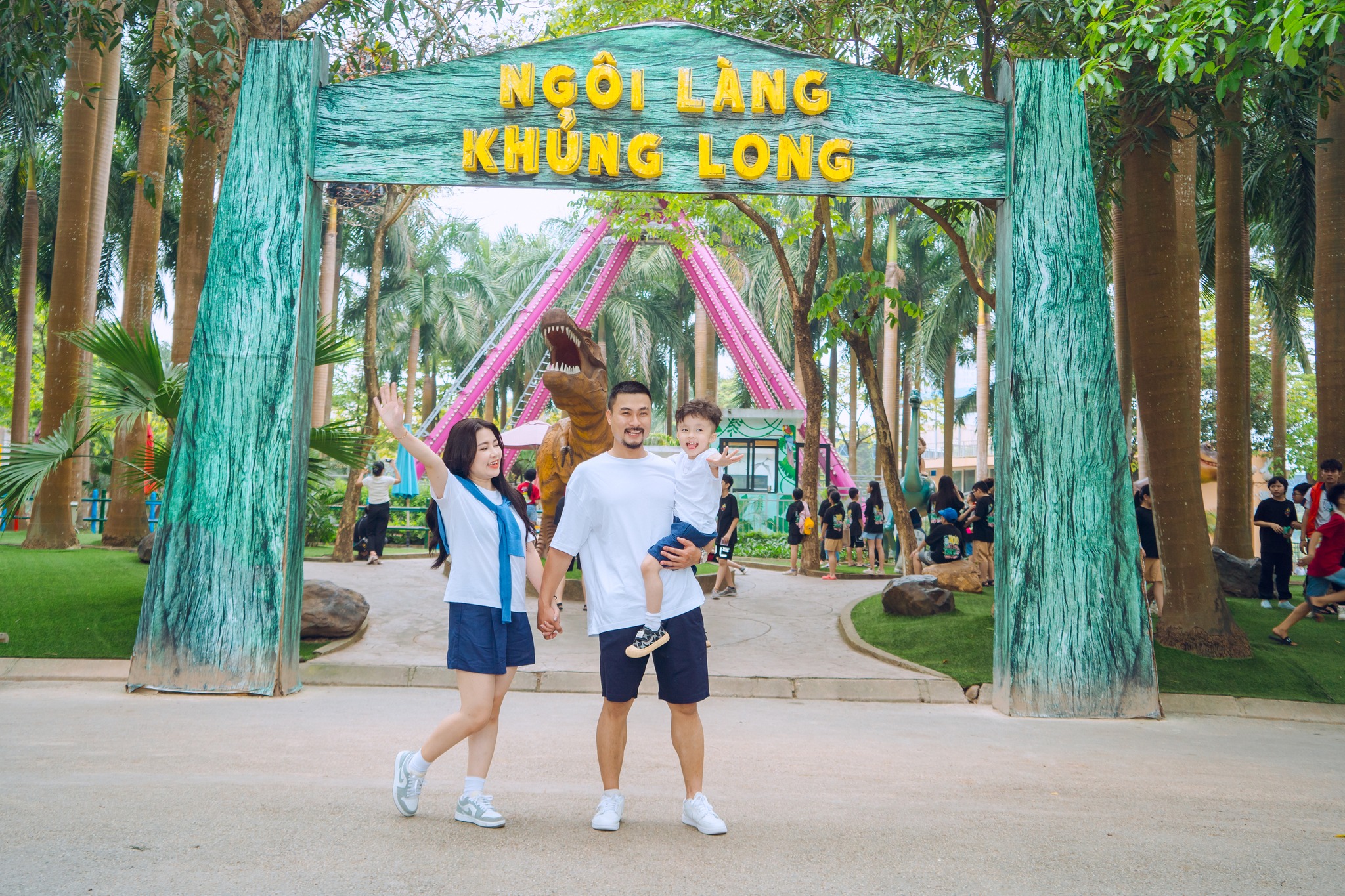 Nằm tại huyện Hoài Đức, cách trung tâm Hà Nội khoảng 8km, Thiên đường Bảo Sơn tổ hợp vui chơi, giải trí lớn và phong phú nhất tại miền Bắc. Các bé đến đây sẽ được tham quan công viên nước, thủy cung, các làng nghề, thưởng thức múa rối nước... Đặc biệt vào dịp 30.4, Thiên đường Bảo Sơn tổ chức nhiều hoạt động văn hóa cực thú vị, hấp dẫn. Ảnh: Thiên đường Bảo Sơn