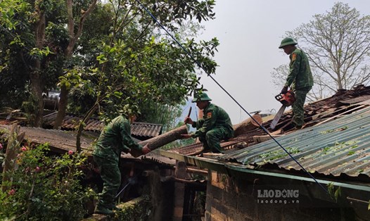 Các chiến sĩ Bộ đội Biên phòng giúp người dân sửa chữa nhà cửa. Ảnh: Đơn vị cung cấp.