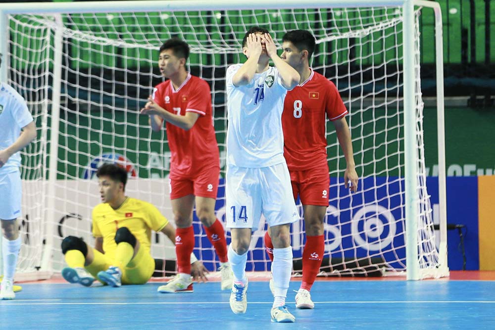 Dù có thế trận áp đảo nhưng sự xuất sắc của thủ môn Hồ Văn Ý khiến các cầu thủ Uzbekistan không có dịp ăn mừng bàn thắng trong hiệp 1.