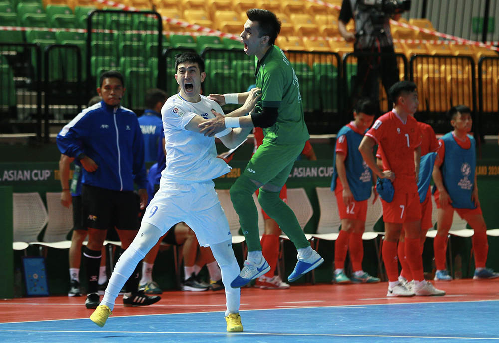 Tuy nhiên, trước sức ép cực lớn của tuyển Uzbekistan thì điều gì đến cũng phải đến. Phút 34, Tulkinov đánh đầu nối đưa bóng đập xà ngang bật ra đập xuống rồi bay vào lưới tuyển futsal Việt Nam.