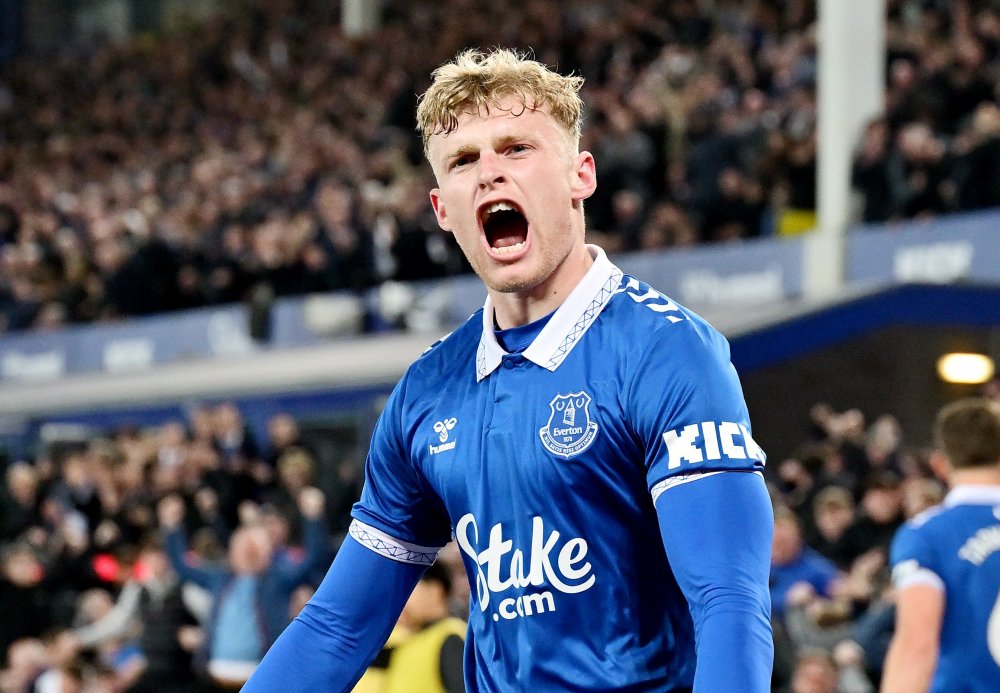 Jarrad Branthwaite ghi bàn mở tỉ số trong trận derby Merseyside thứ 244 trong lịch sử. Ảnh: Everton FC