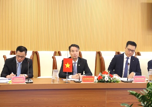 Tổng Giám đốc BHXH Việt Nam Nguyễn Thế Mạnh (giữa) phát biểu tại buổi làm việc. Ảnh: BHXH VN