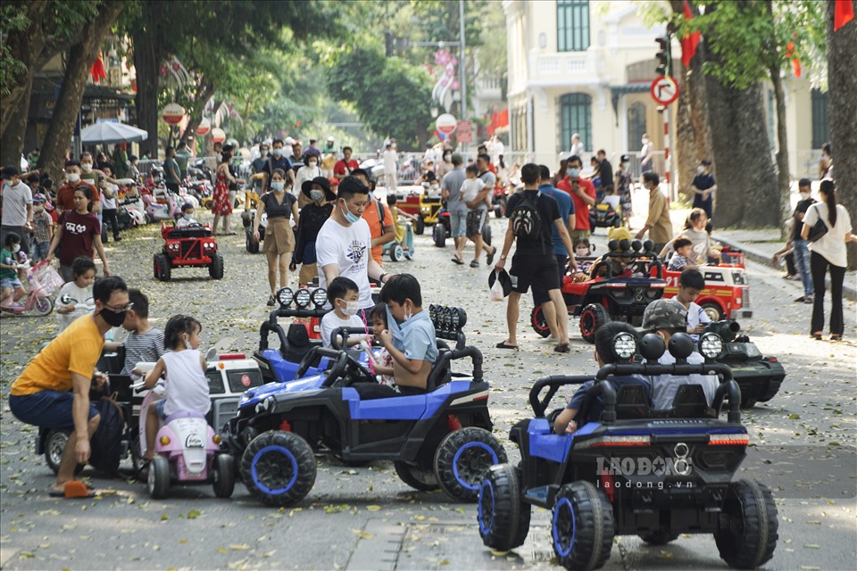 Phố đi bộ hồ Gươm mở cửa 6 ngày liên tiếp dịp nghỉ lễ 30.4 và 1.5. Ảnh: Tùng Giang