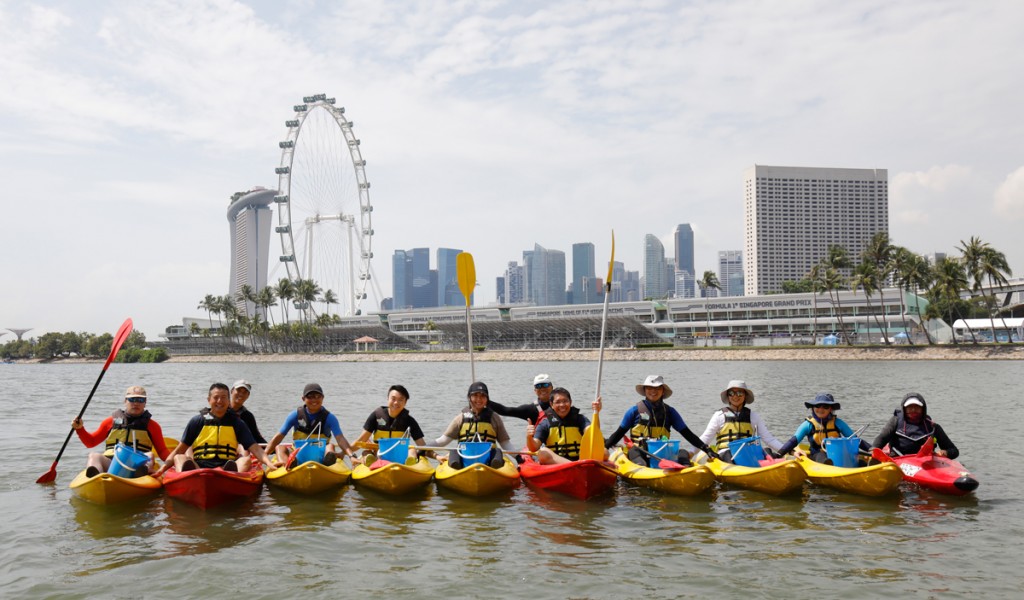 Du khách chèo kayak . Ảnh: STB.