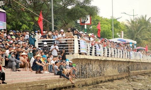 Hàng nghìn người dân đứng hai bên sông Nhật Lệ theo dõi giải Đua thuyền truyền thống vô địch Quốc gia 2024. Ảnh: Công Sáng