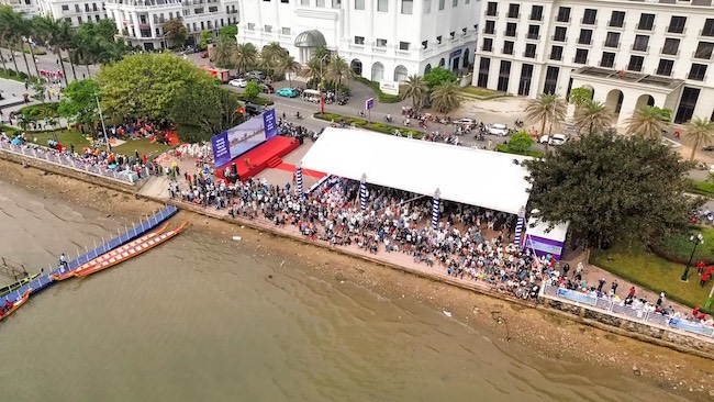 Hàng nghìn người dân chen nhau bờ sông Nhật Lệ xem đua thuyền. Ảnh: Công Sáng