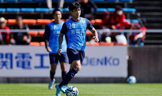 Tiền đạo Công Phượng nỗ lực để có trận đá chính đầu tiên tại Nhật Bản. Ảnh: Yokohama FC