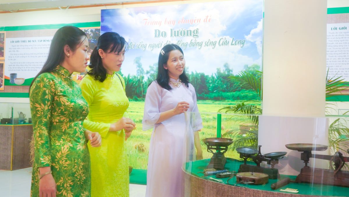 Còn với chị Nguyễn Thị Diễm Chi (bên phải, áo tím), quận Ninh Kiều, TP Cần Thơ, tất cả các hiện vật được đưa vào trưng bày chuyên đề tại đây đều là mang ý nghĩa nhất định, nhưng chị ấn tượng nhất là những chiếc cân gắn liền với người dân.