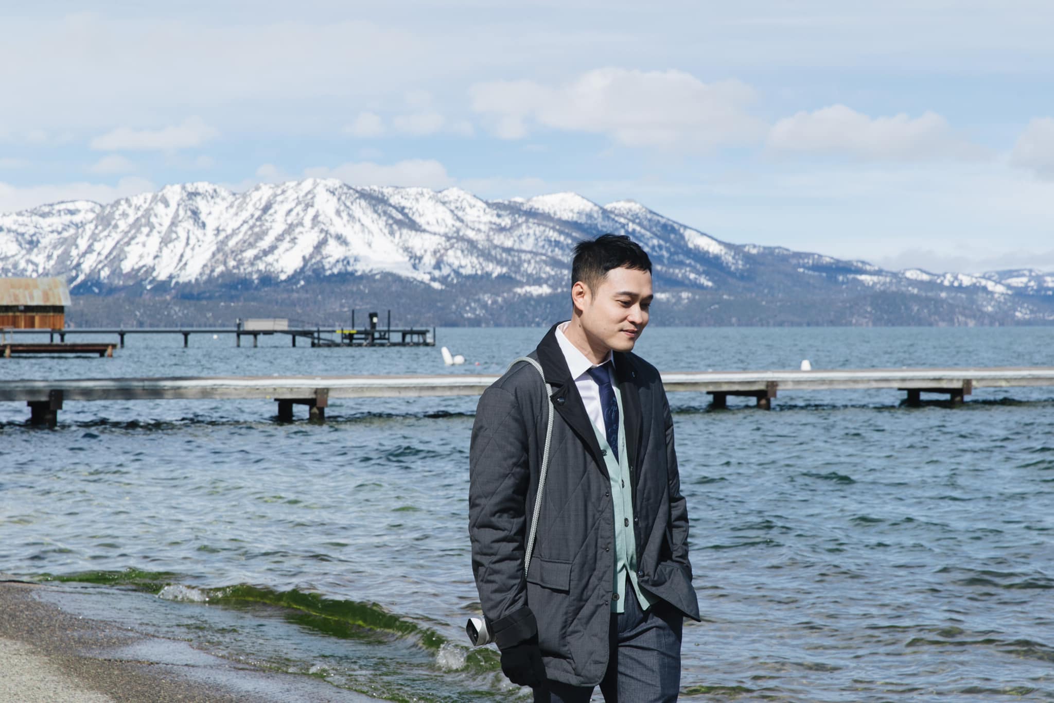 Nam ca sĩ chụp ảnh check-in ở hồ Tahoe. Ảnh: FBNV