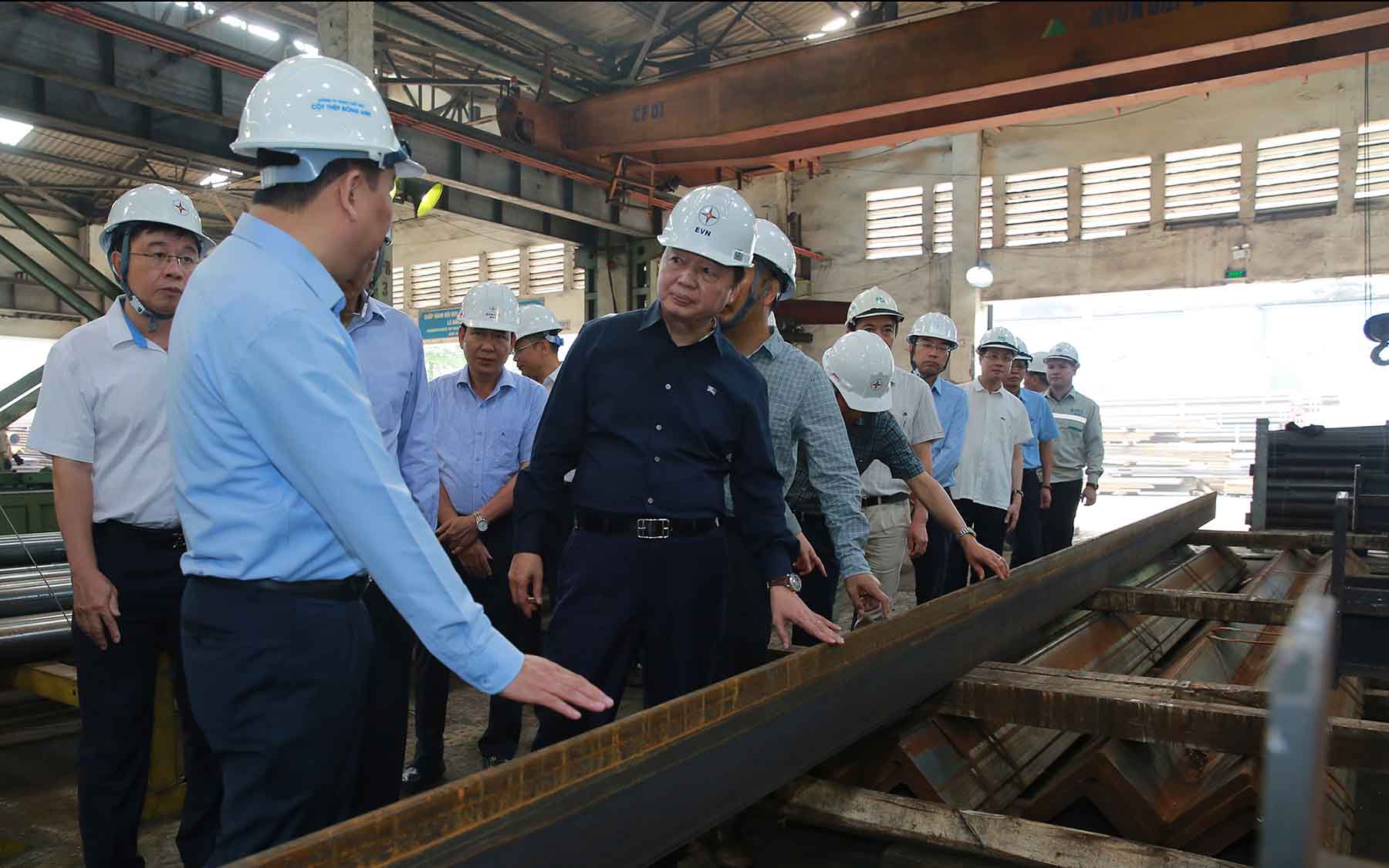 Phó Thủ tướng Chính phủ Trần Hồng Hà thăm khu vực xưởng chế tạo cột thép tại Công ty Chế tạo cột thép Đông Anh (huyện Đông Anh, Hà Nội). Ảnh: VGP