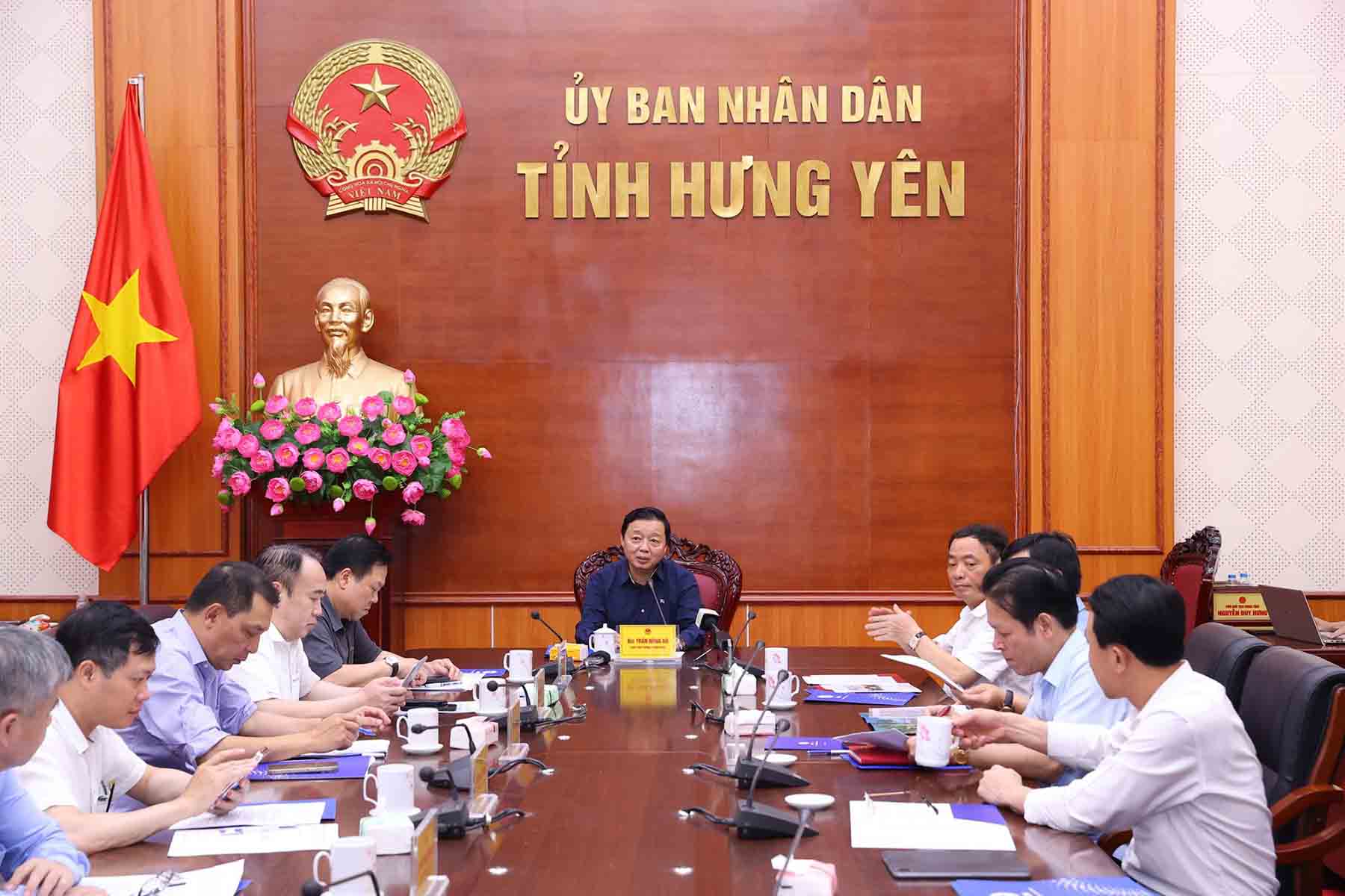 Phó Thủ tướng Chính phủ Trần Hồng Hà chủ trì cuộc làm việc nhanh sau khi kiểm tra một số doanh nghiệp đang sản xuất, cung cấp, lắp đặt cột điện. Ảnh: VGP