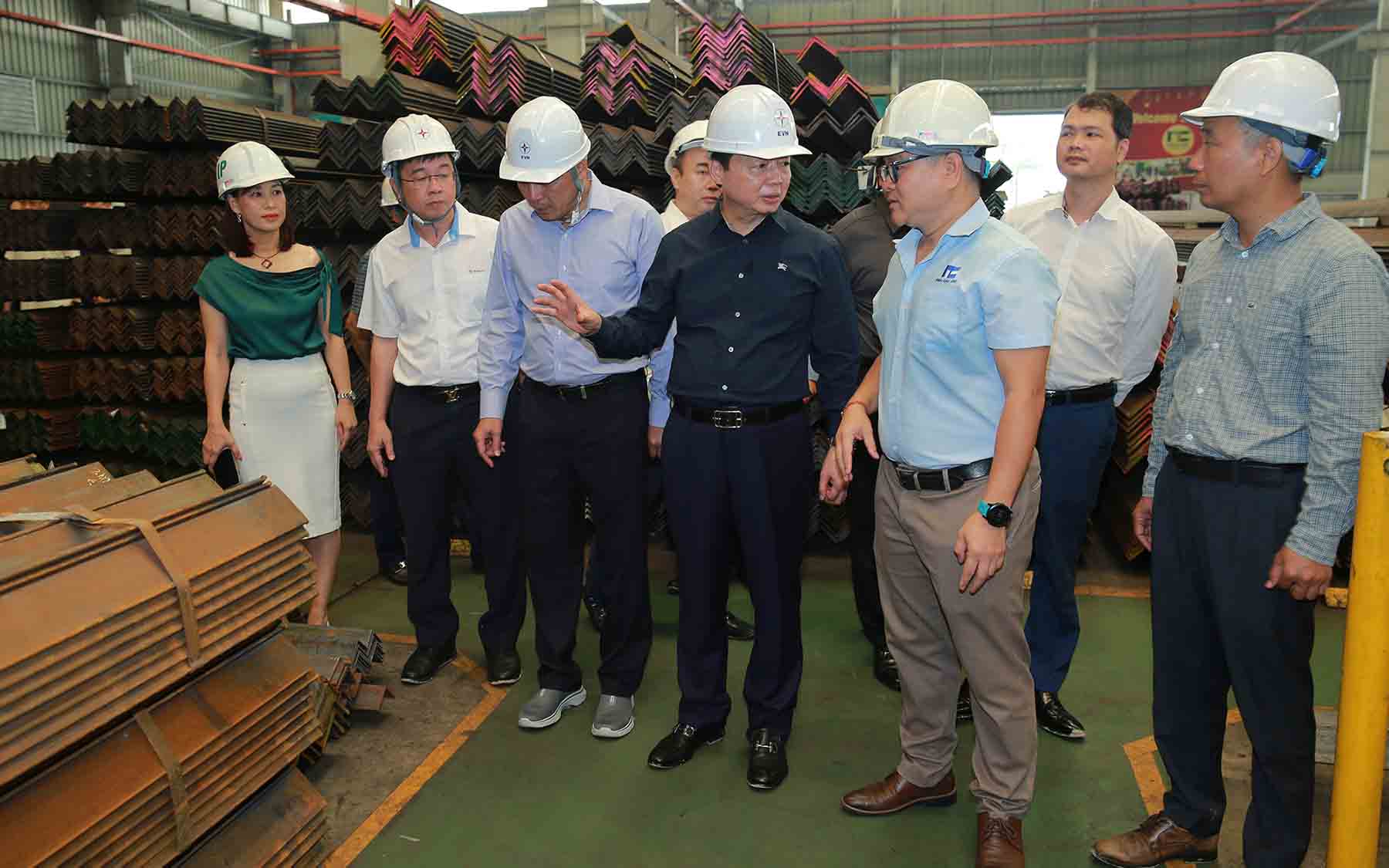 Phó Thủ tướng Chính phủ Trần Hồng Hà nghe báo cáo tiến độ triển khai gói thầu gia công chế tạo cột điện cho dự án Đường dây 500 kV mạch 3. Ảnh: VGP