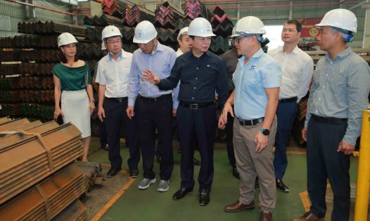 Phó Thủ tướng Chính phủ Trần Hồng Hà nghe báo cáo tiến độ triển khai gói thầu gia công chế tạo cột điện cho dự án Đường dây 500 kV mạch 3. Ảnh: VGP