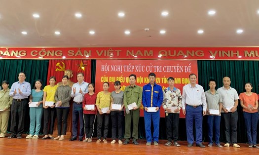 Đoàn đại biểu Quốc hội tỉnh Nam Định tiếp xúc cử tri với công nhân lao động. Ảnh: Lương Hà