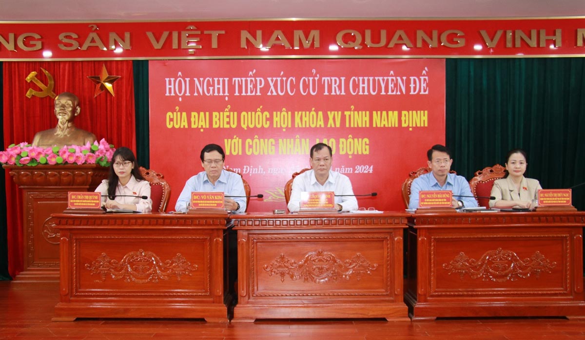 Các đại biểu Quốc hội khóa XV tỉnh Nam Định chủ trì hội nghị. Ảnh: Lương Hà