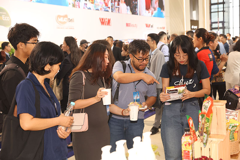 Khách mời hào hứng trải nghiệm sản phẩm Phở Story tại sự kiện. Ảnh: Masan Group