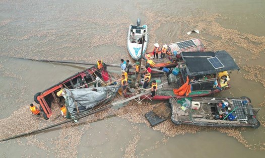Trục vớt thuyền nan gặp nạn khiến 4 người mất tích tại TX Quảng Yên, tỉnh Quảng Ninh. Ảnh: Cổng TTĐT Quảng Yên