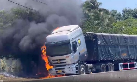 Xe đầu kéo mang BKS tỉnh Phú Yên bất ngờ bốc cháy khi lưu thông trên Quốc lộ 1. Ảnh: Thế Phong