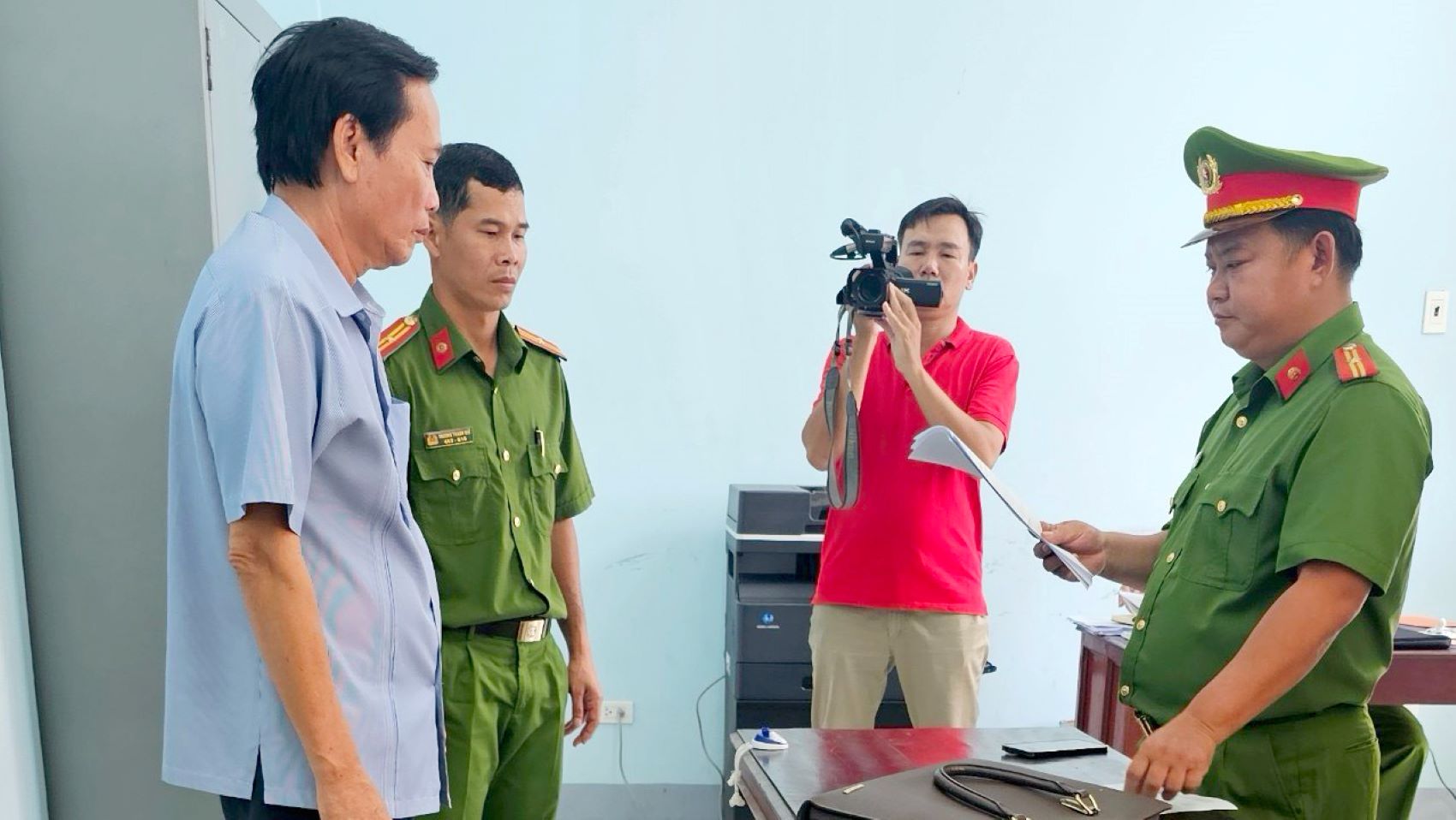 Ông Đào Văn Ngọc - Phó Chủ tịch UBND TP Long Xuyên (bìa trái) bị bắt giam do liên quan đến sai phạm trong lĩnh vực đất đai. Ảnh: CACC