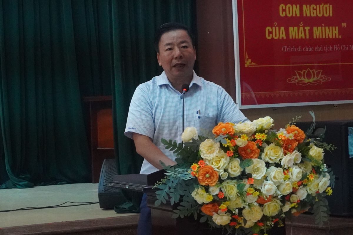 Ông Nguyễn Quang Vinh - Chủ tịch UBND quận Cẩm Lệ thông tin với người dân về việc đám tang tổ chức kéo dài, chậm mai táng thi thể. Ảnh: Văn Trực