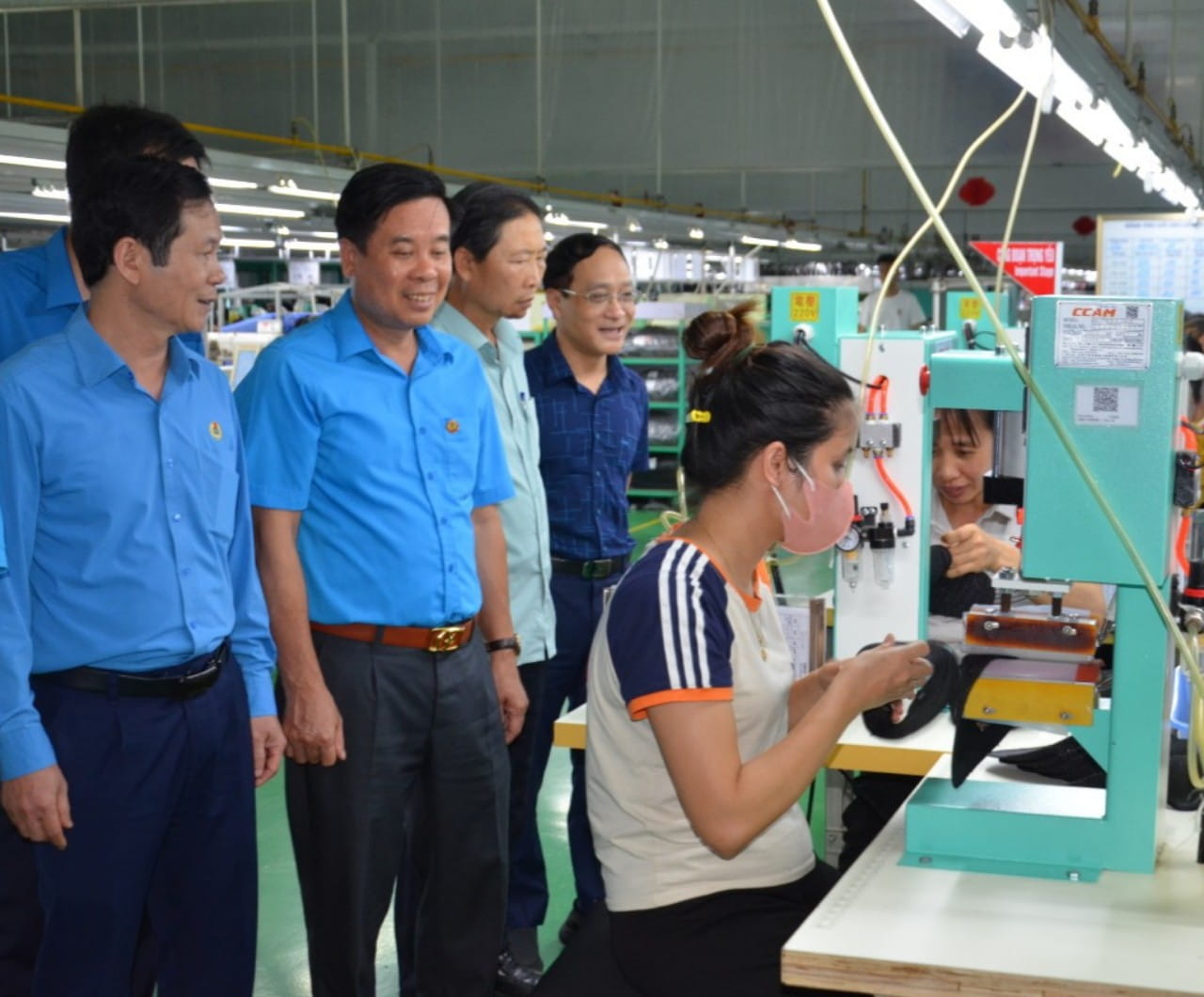 Các đại biểu thăm quan dây chuyền sản xuất tại Công ty TNHH Regis (Cụm công nghiệp Văn Phong, huyện Nho Quan, Ninh Bình). Ảnh: Nguyễn Trường