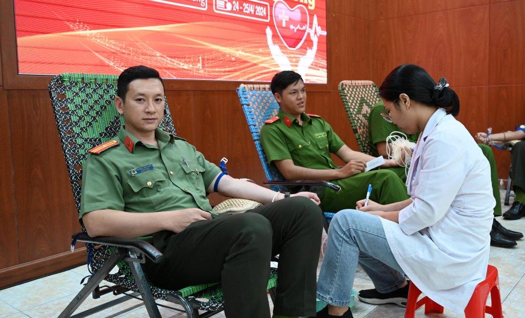 Phong trào hiến máu tình nguyện được công an Kiên Giang hưởng ứng tham gia rất mạnh mẽ trong nhiều năm qua. Ảnh: Công an Kiên Giang
