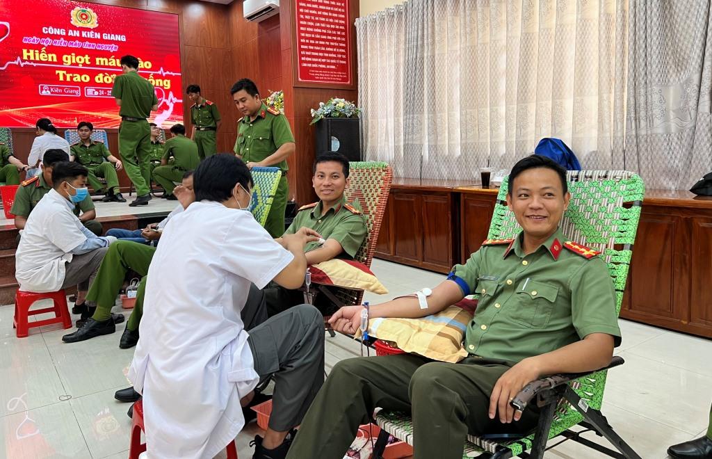 Cán bộ, chiến sĩ Công an Kiên Giang tham gia hiến máu. Ảnh: Công an Kiên Giang