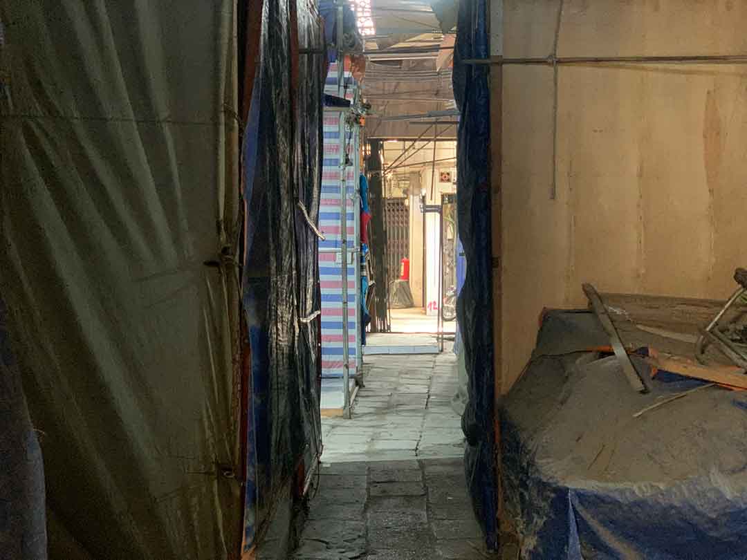 Hàng dài ki-ốt đóng cửa tại chợ Ngã Tư Sở (Thanh Xuân, Hà Nội). Ảnh: Nhật Minh