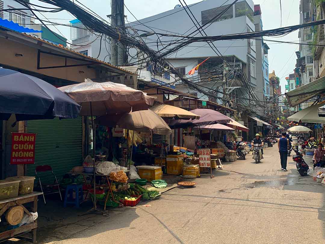 Nhiều tiểu thương tại chợ Khâm Thiên (Đống Đa, Hà Nội) lựa chọn bán hàng phía ngoài chợ. Ảnh: Nhật Minh