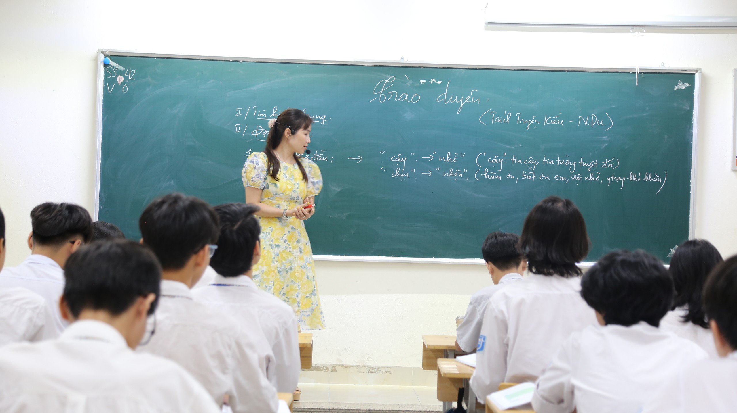 Giáo viên có thể nhận danh hiệu thi đua nếu cố gắng. Ảnh: Minh Hà