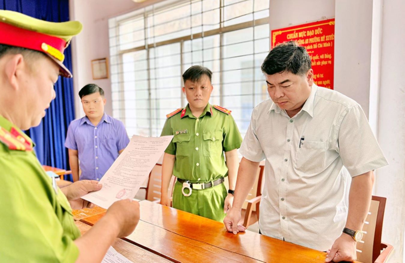Cơ quan Cảnh sát điều tra đọc lệnh bắt giam Phó Chủ tịch UBND TP Long Xuyên Nguyễn Bảo Sinh. Ảnh: Vũ Tiến 
