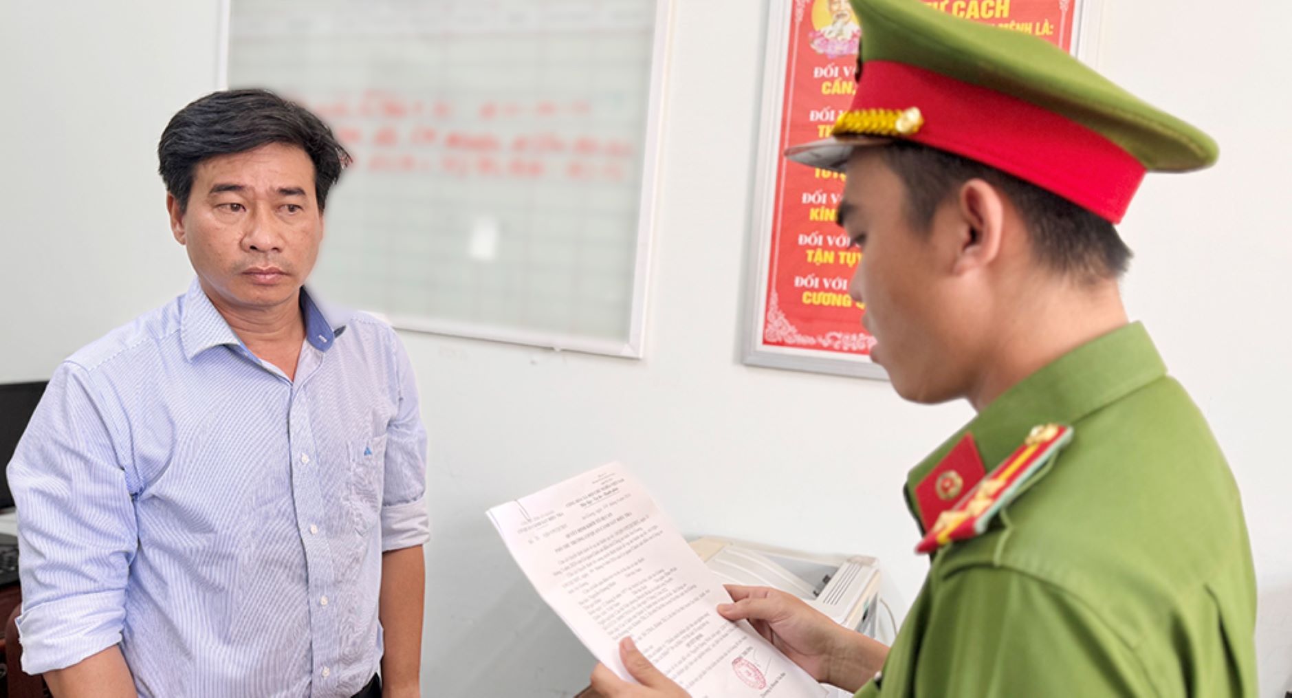 Cơ quan Cảnh sát điều tra Công an tỉnh An Giang tống đạt các Quyết định và Lệnh cấm đi khỏi nơi cư trú đối với bị can Nguyễn Quang Minh. Ảnh: Vũ Tiến